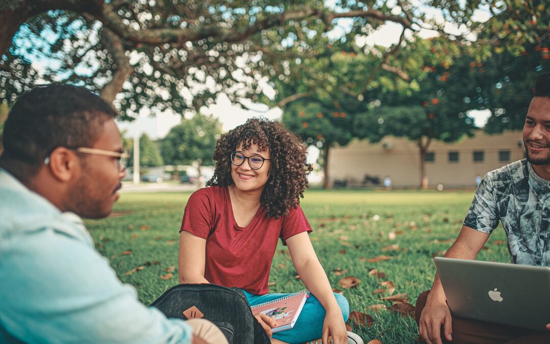 ¿Cómo el marketing digital realizado en las redes sociales puede ayudar a las universidades a atraer futuros estudiantes?